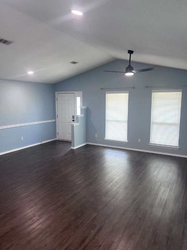 Building Photo - 989 Claeven Cir