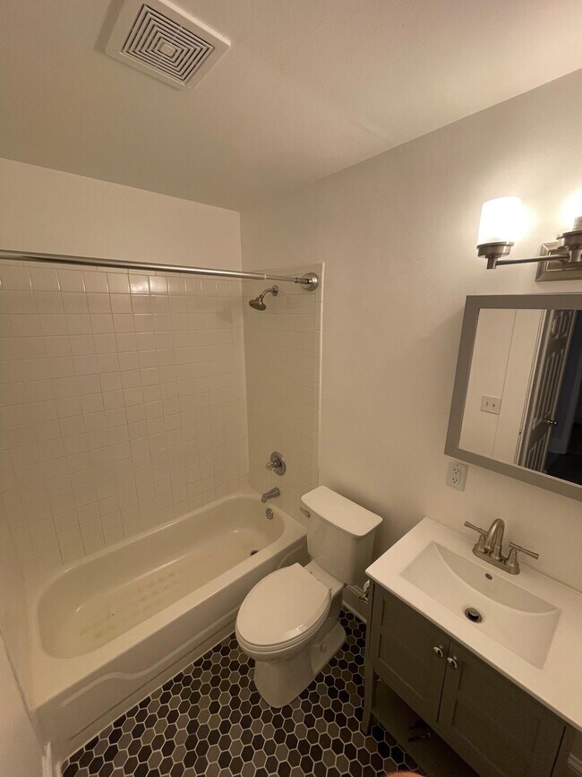 Foto del edificio - 1213 Bates Ave