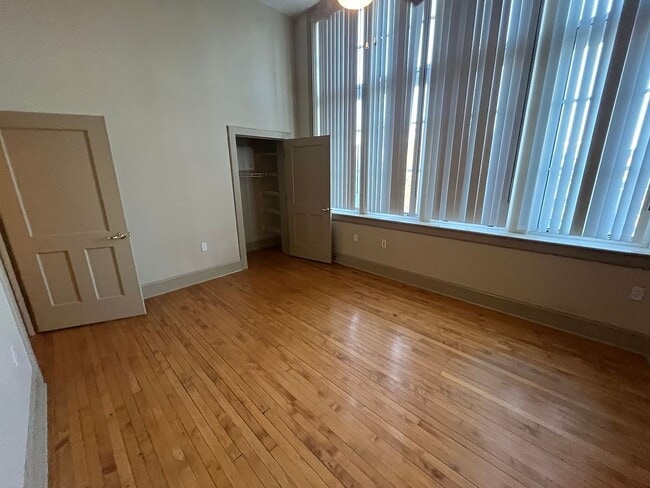 Building Photo - 1517 S Theresa Ave