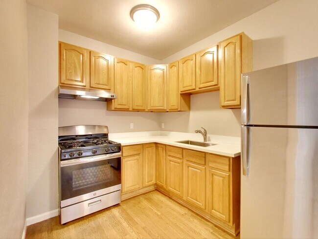 Building Photo - Large 1 Bedroom W/Tons of Charm & Spacious...