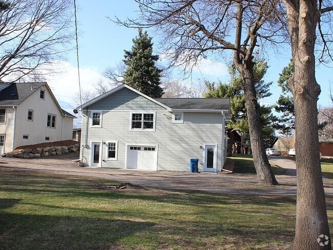 Building Photo - 4915 Edgewater Dr
