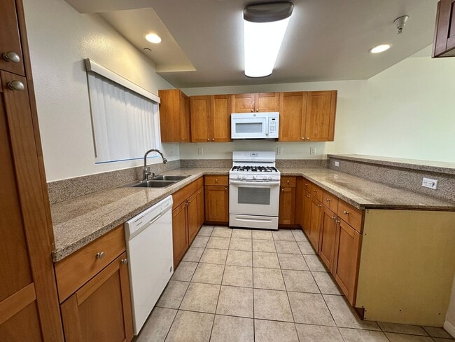 Building Photo - Immediate Move In: Spacious 3bed2bath condo Adjacent to Warner Center/Woodland Hills! Minutes to ...