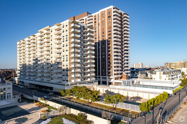 Foto del edificio - Plaza Condominium Associates