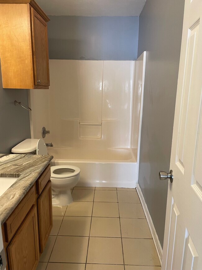 Hallway Bath - 136 Brooklynn St