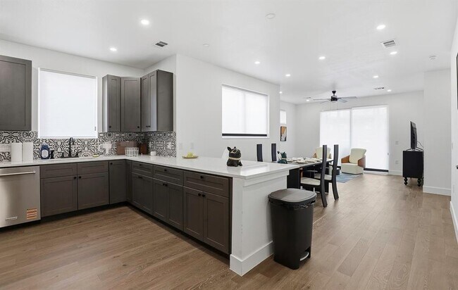 Foto del edificio - 1208 W Oltorf St