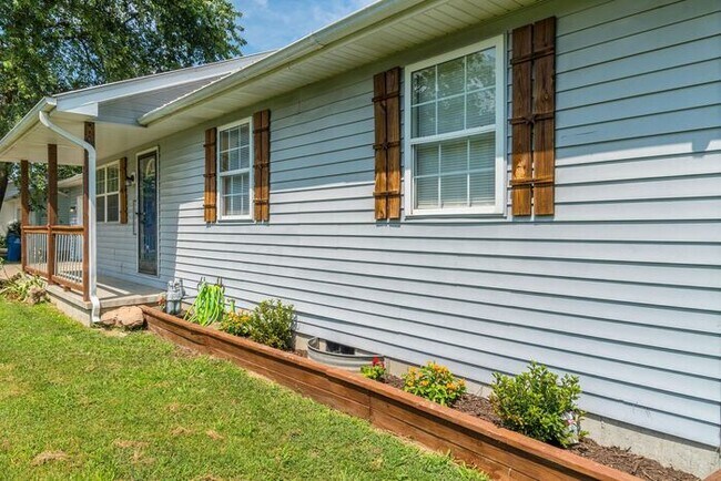 Building Photo - Beautiful home in Marionville with lots of...