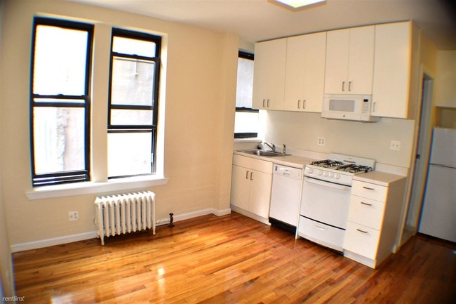 Building Photo - 220 E 68th St