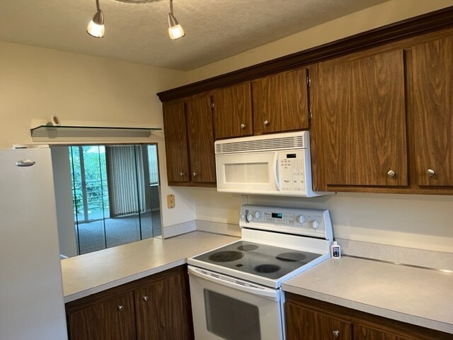 Kitchen - 9440 Tangerine Plz