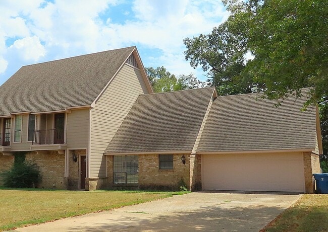 Building Photo - COMING SOON! Remodeled in 2024! Gorgeous 3 Bdrm., 2 Bath Duplex in Whitehouse ISD!