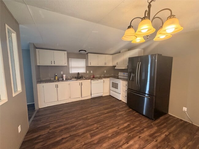 Building Photo - 2021 N Battlebell Rd