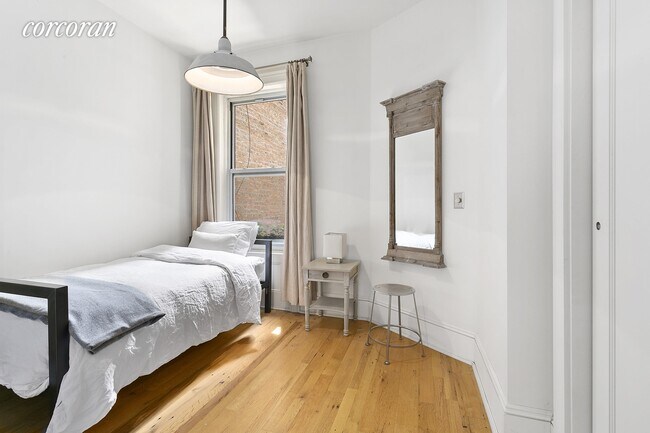 Foto del edificio - 210 E 17th St