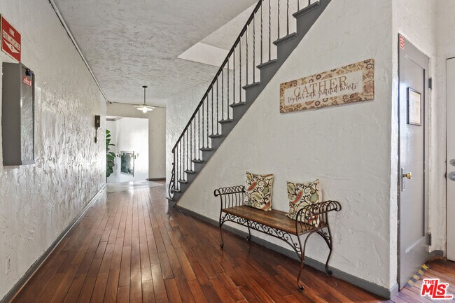 Foto del edificio - 5320 W Olympic Blvd