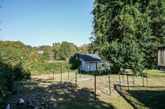 Building Photo - Gorgeous SPACIOUS Four Bedroom Home!