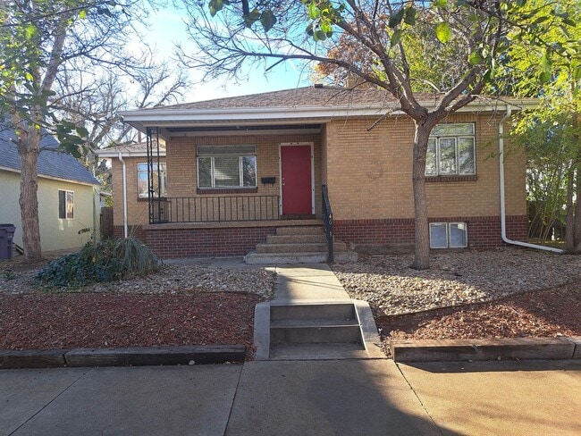 Spacious Sunnyside Bungalow, Finished Base... - Spacious Sunnyside Bungalow, Finished Base... House