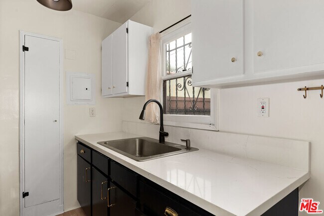 Foto del edificio - 3104 Silver Lake Blvd
