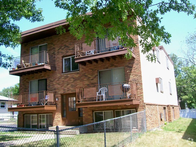 Building Photo - Hilltop Apartment