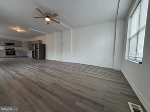 Building Photo - 731 E 4th St