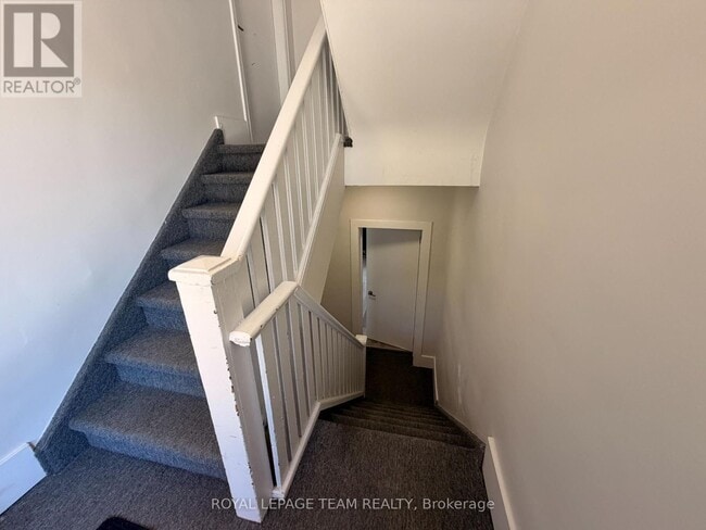 Building Photo - 579 Tweedsmuir Ave