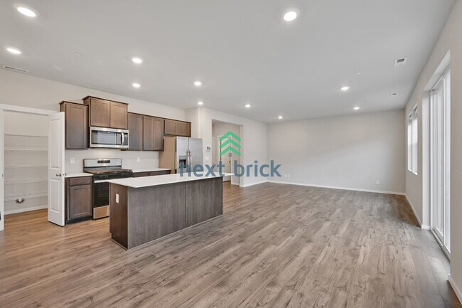 Foto del edificio - Modern 4-Bedroom Home in Rainier Ridge