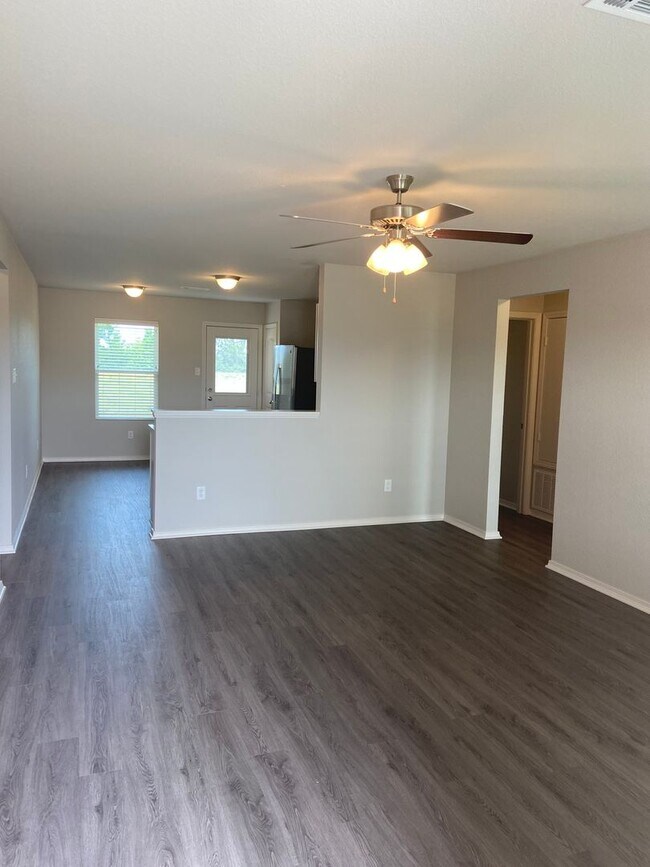 Foto del edificio - *Pre-leasing* Three Bedroom | Two Bath Hom...