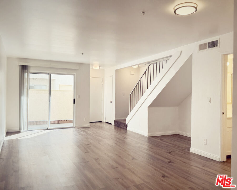 Foto principal - 16037 Vanowen St