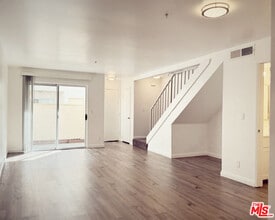 Building Photo - 16037 Vanowen St