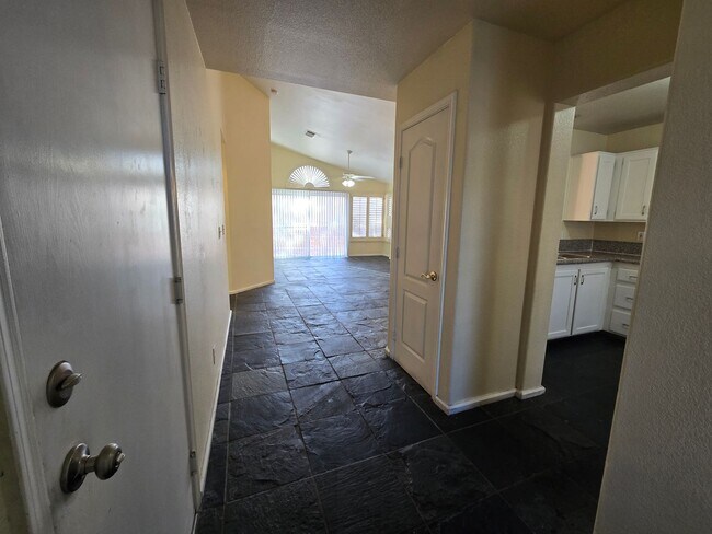 Foto del edificio - 2417 Bloomington Dr