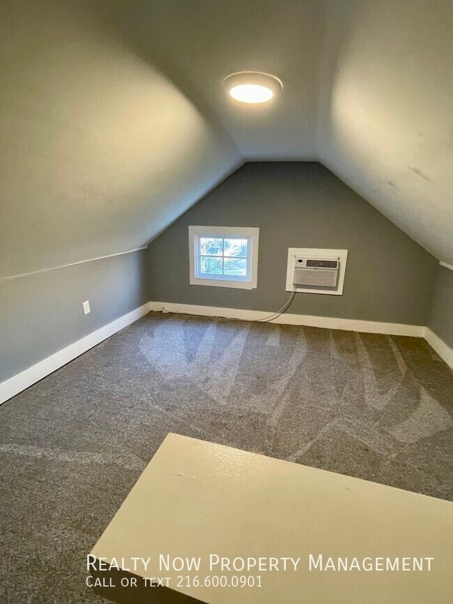 Building Photo - 1172 Holmden Ave