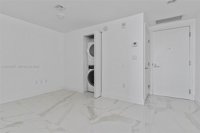 Foto del edificio - 16385 Biscayne Blvd