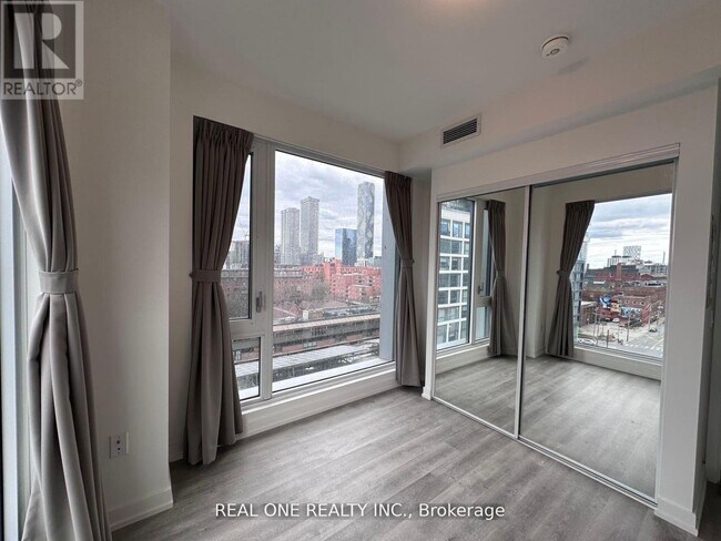 Photo du bâtiment - 158 Front St E