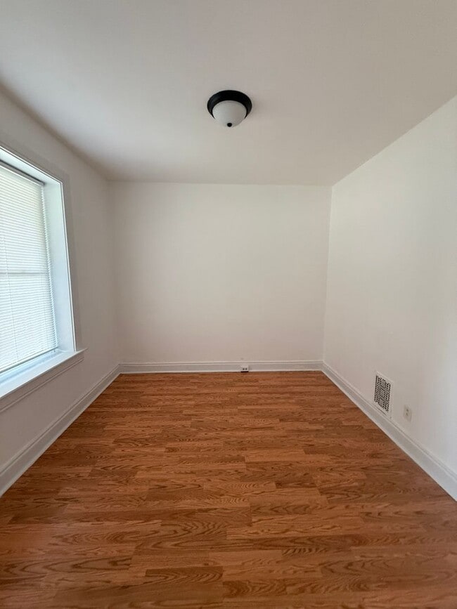 Building Photo - Duplex located on Belview Ave.