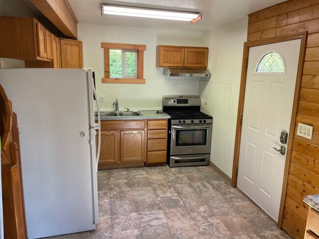Foto del edificio - Cozy updated 2 bedroom 1 bathroom chalet i...