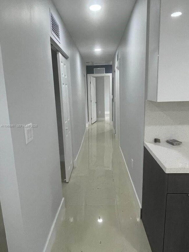 Foto del edificio - 3051 NW 102nd St