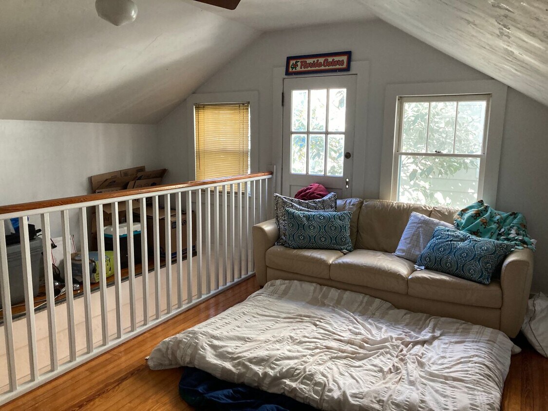 Primary Photo - Spacious 4 Bedroom House!!!