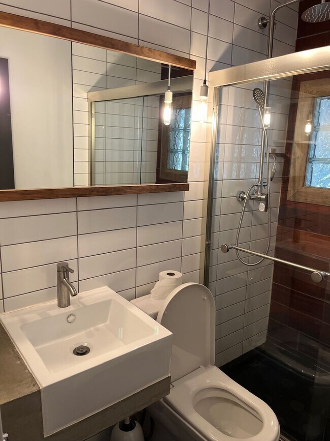 Foto del edificio - 3743 Springfield St