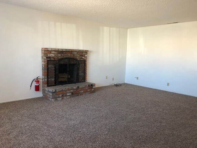 Foto del edificio - AVAILABLE NOW!!