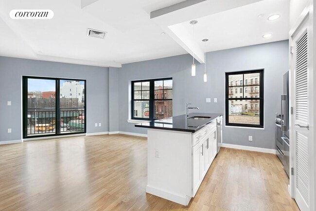 Building Photo - 460 Grand St