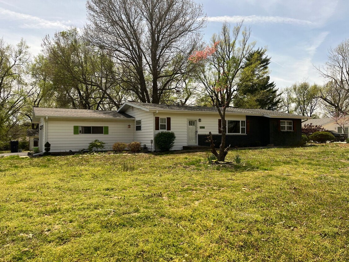 Primary Photo - Renovations, bonus room, huge yard! 3 Bedr...