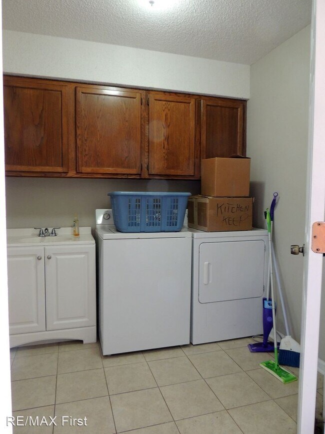 Building Photo - 2 br, 1.5 bath House - 128 Olympia Dr.