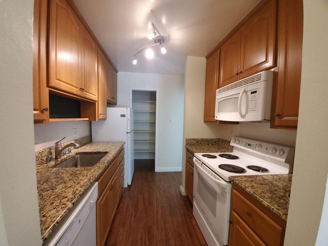 Primary Photo - Pet friendly Woodlake townhouse