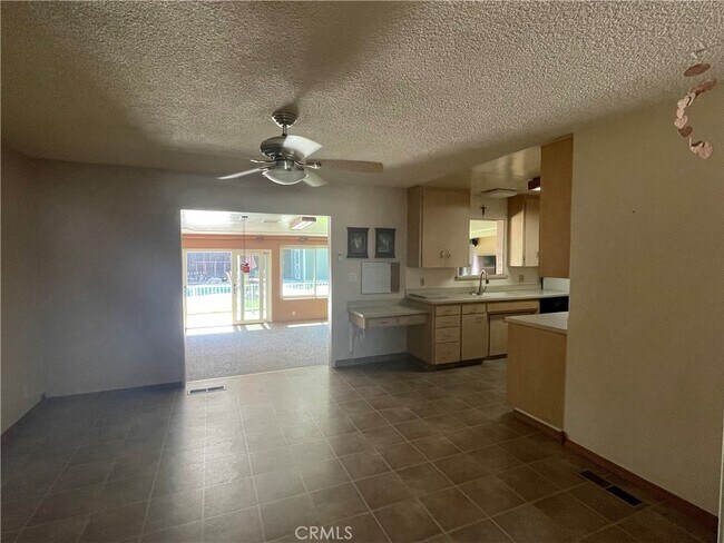 Building Photo - 918 S Redwood St