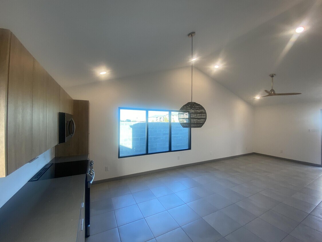 Building Photo - 1321 E Iris Ave