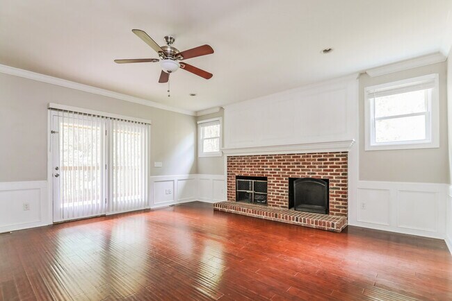 Building Photo - 5004 Rossmore Dr
