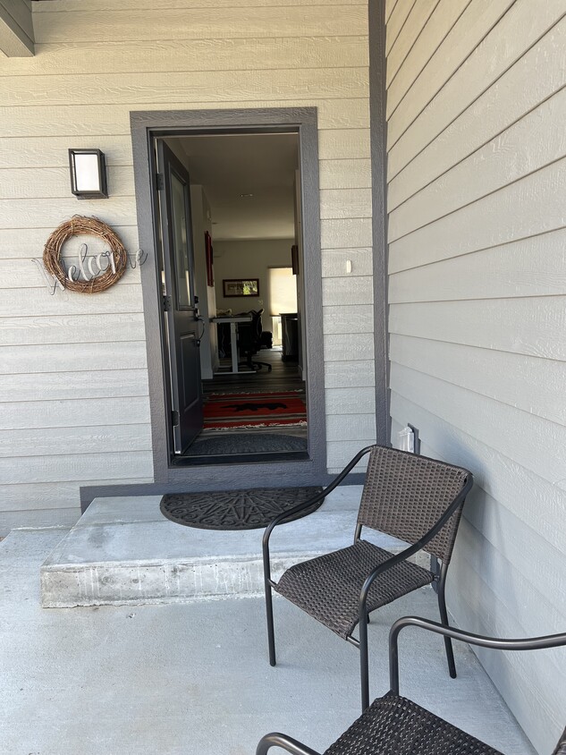 Foto principal - 310 Snake River Dr
