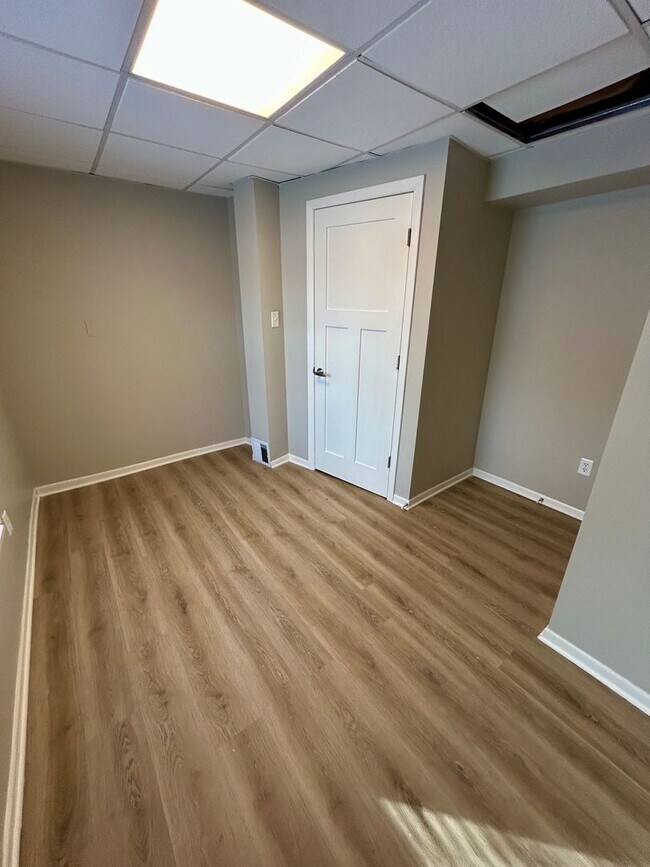 Building Photo - 820 W 4th St