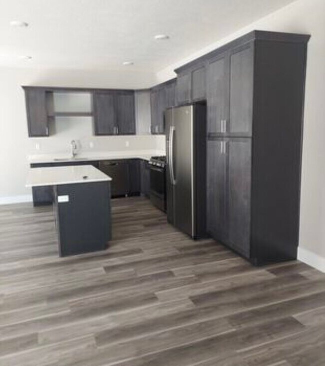 Building Photo - Amazing 3 bed, 2.5 bath with 2 car garage townhome!