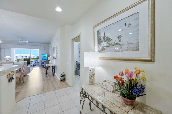 Foto del edificio - Beautiful 3rd Floor Condo with Lake View