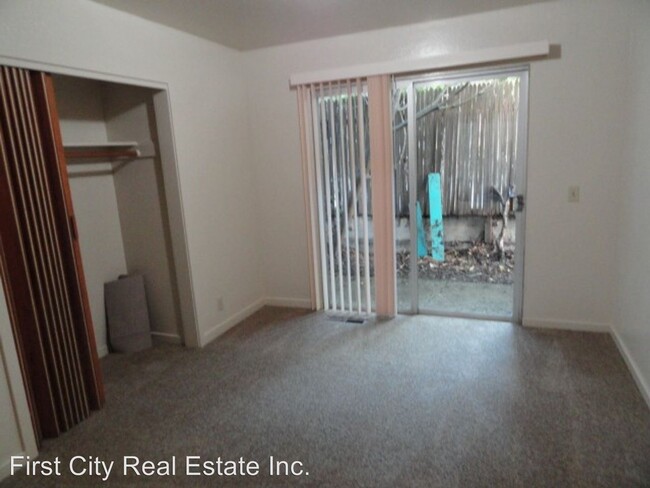 Building Photo - 830 Sunset Dr