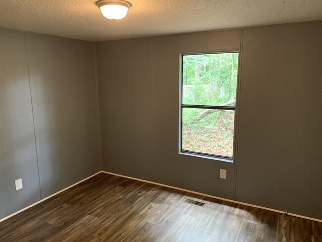 Building Photo - 6708 Skyview Dr SE