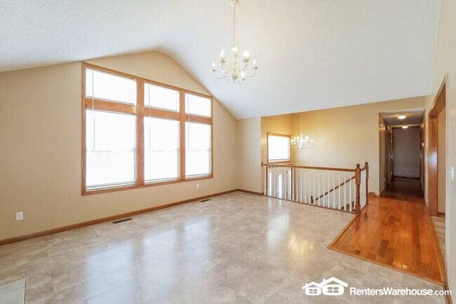 Building Photo - 4 Bed 3 Bath For Rent in Lees Summit!